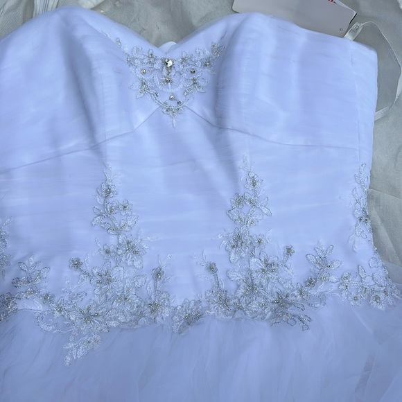 Size 4 Jewel by David’s Bridal Wedding Gown - Picture 7 of 11